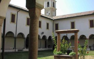 Il chiostro della Badia benedettina di Santa Maria della Neve a Torrechiara 