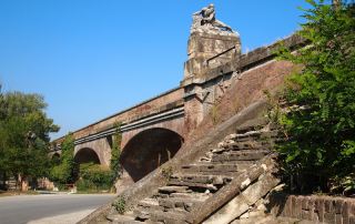 Lo storico ponte monumentale sul Taro lungo la Via Emilia eretto nel 1819