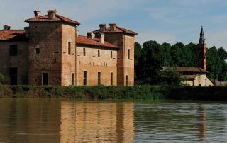 L’Antica Corte Pallavicina di Polesine vista dal fiume 