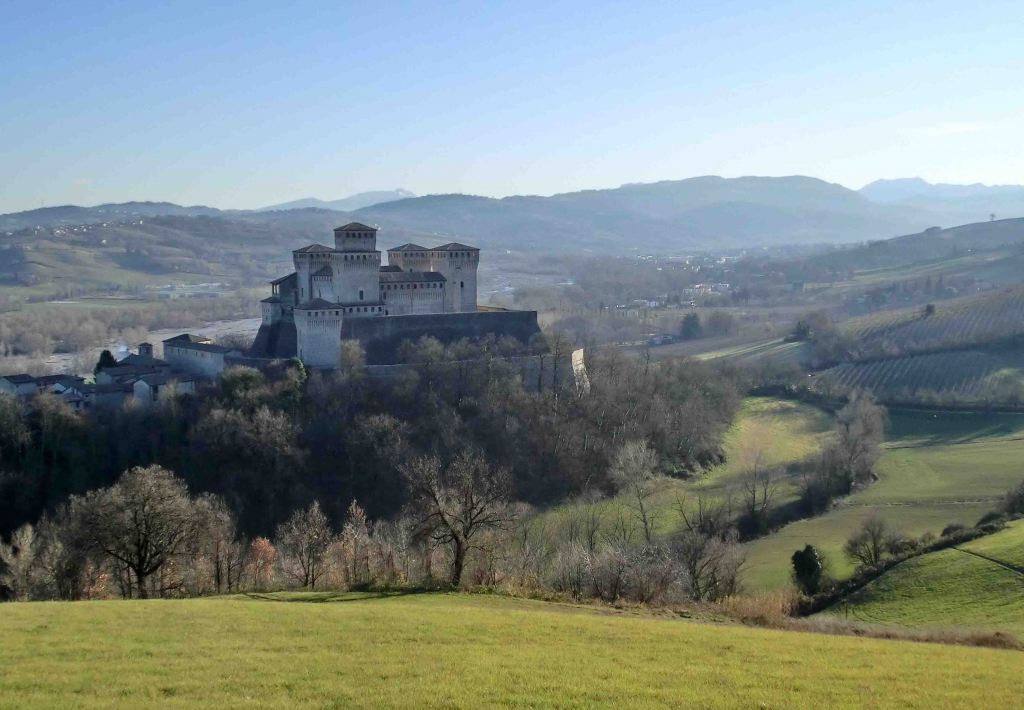 Il castello di Torrechiara visto dalle colline di Arola, domina la Val Parma 