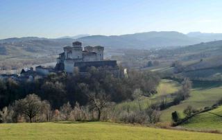 Il castello di Torrechiara visto dalle colline di Arola, domina la Val Parma 